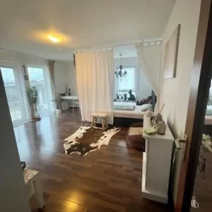 Complete Peacefully Situated Near The Airport Norymberga